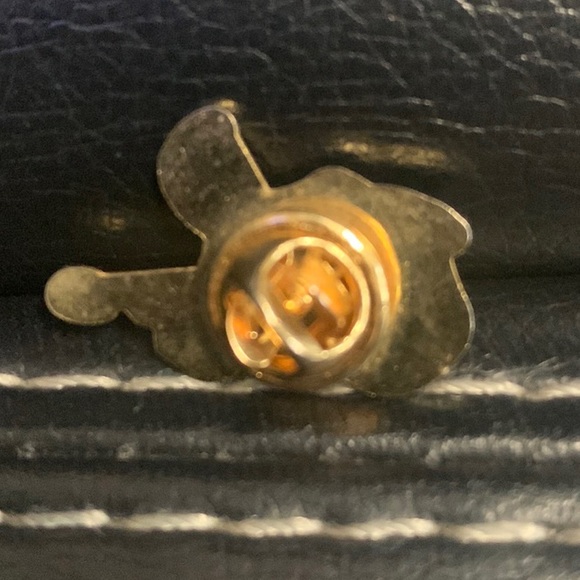 VINTAGE METAL PIN ELVIS PRESLEY PLAYING GUITAR - Picture 2 of 2